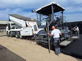 Straßenfertiger beim Einbau einer Asphaltdeckschicht