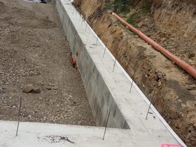 Betonfundament mit Anschlussbewehrung und Rohrgraben