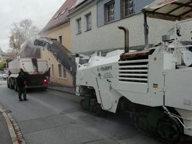 Großfräse beim Abfräsen einer Fahrbahndecke