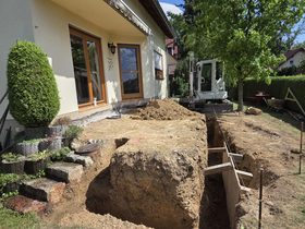 Erdarbeiten mit Minibagger an einem Wohnhaus