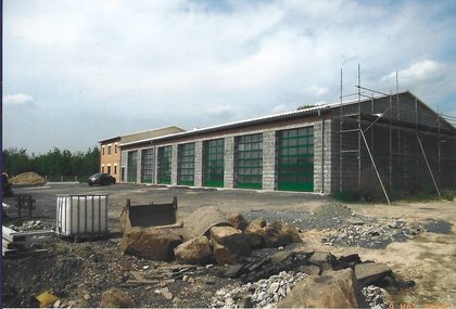 Fahrzeug- und Technikhallen des Firmensitzes kurz vor der Fertigstellung, Mai 2010