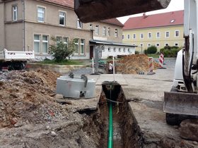 Rohrverlegung und Schachtaufbau im Rohrgraben